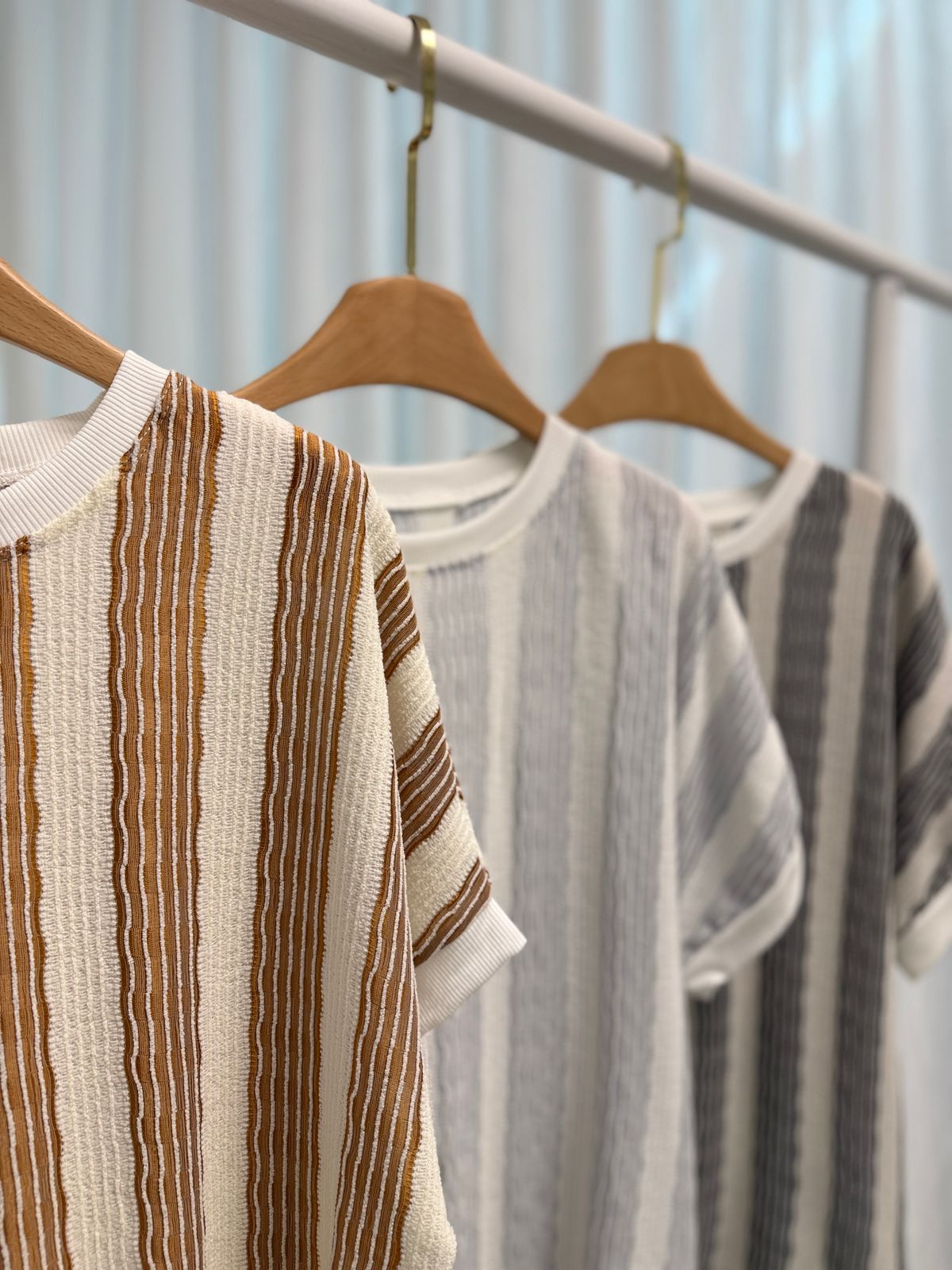 REMERA TEJIDO JACQUARD CALADO BRISA