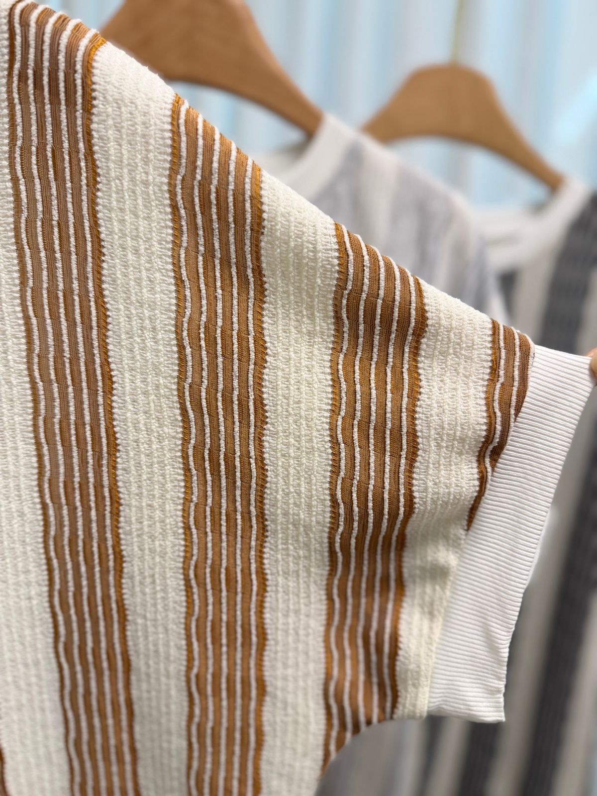REMERA TEJIDO JACQUARD CALADO BRISA