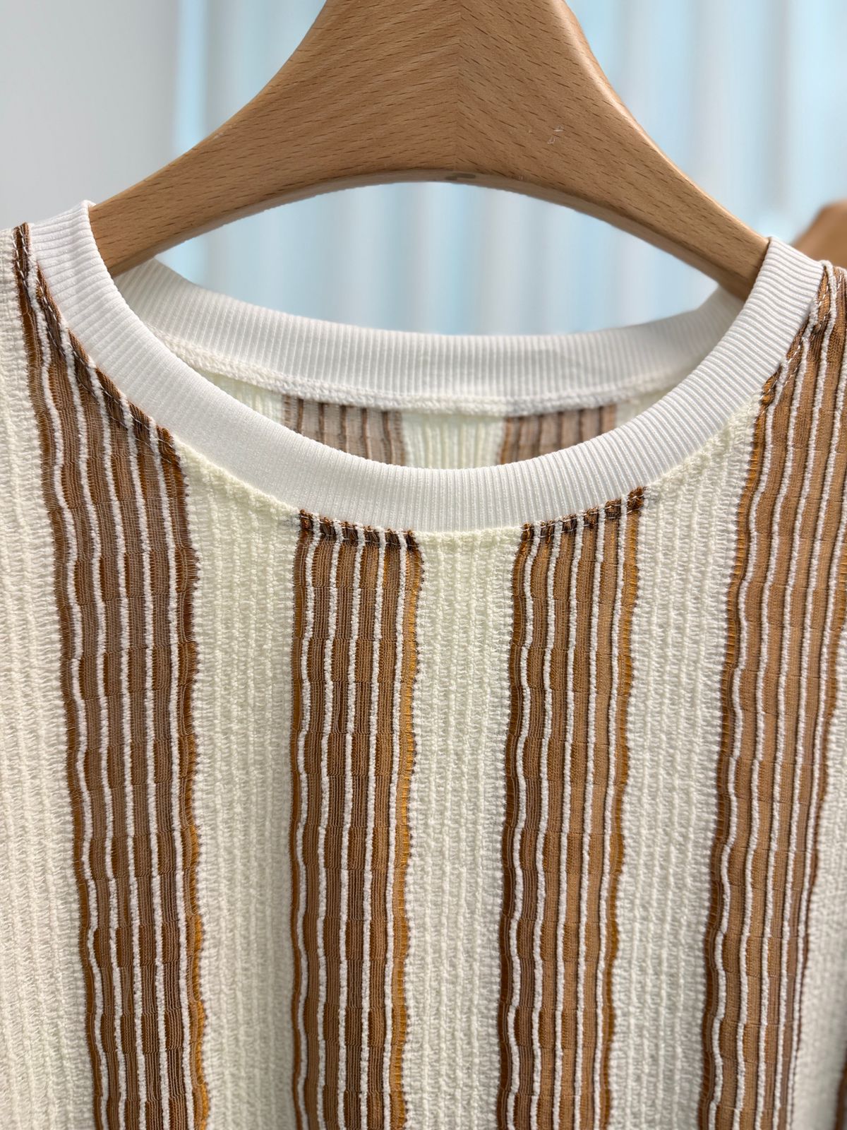 REMERA TEJIDO JACQUARD CALADO BRISA