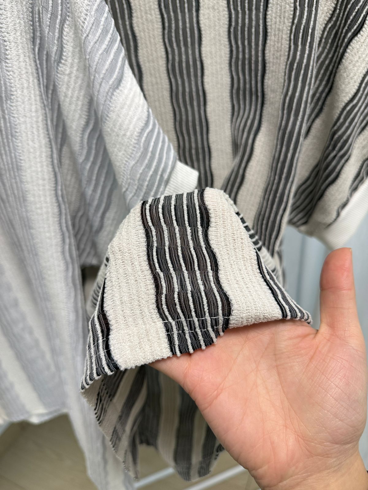 REMERA TEJIDO JACQUARD CALADO BRISA